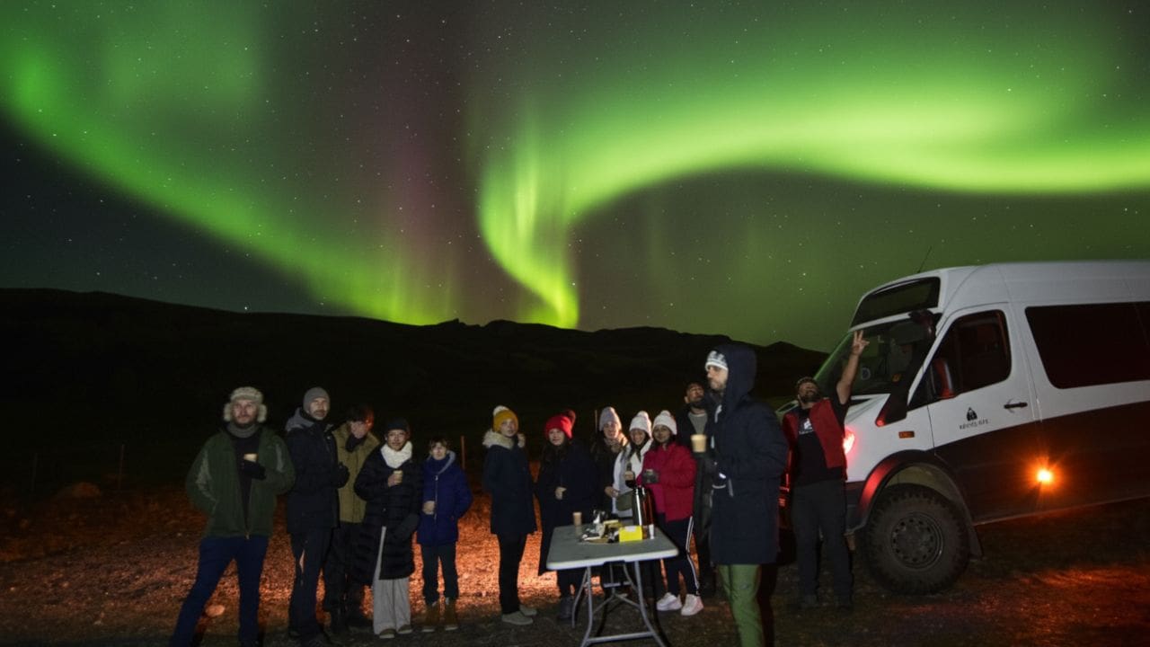 Reykjavík: 4×4 Minibus Northern Lights with Photo, Pastries and Hot Cocoa