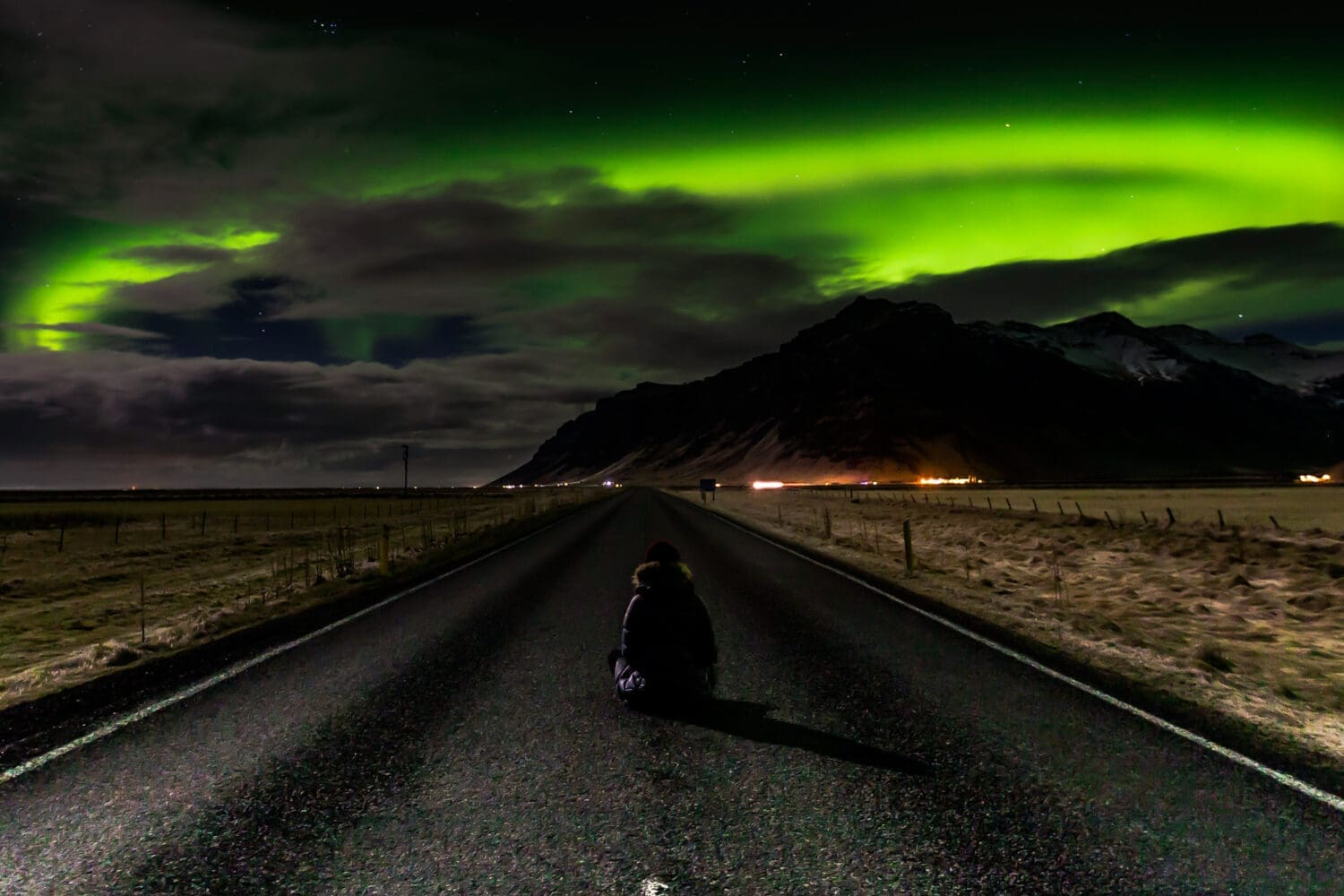 Northern Lights in Mini Bus with Local Pastries, Hot Chocolate, and Photos