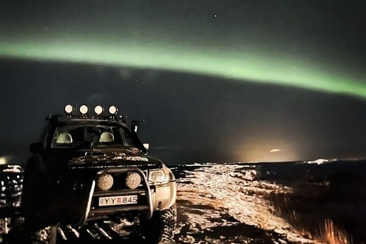 Northern lights hunt in a Super Jeep