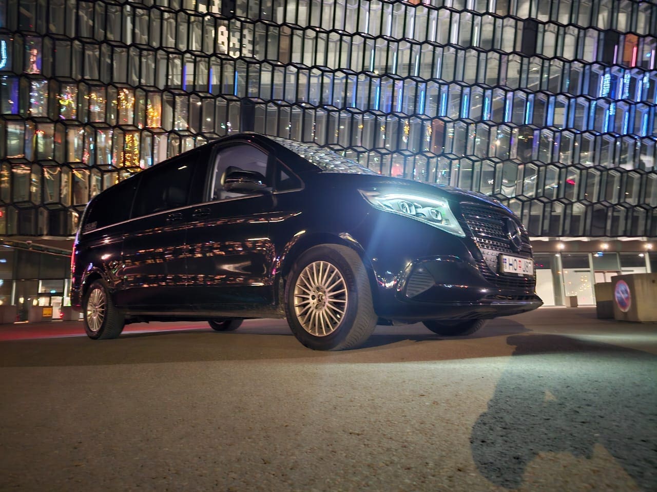 Private Transfer:  Reykjavík →  Keflavik Airport MPV  / SUV 5–6 Pax (standard)