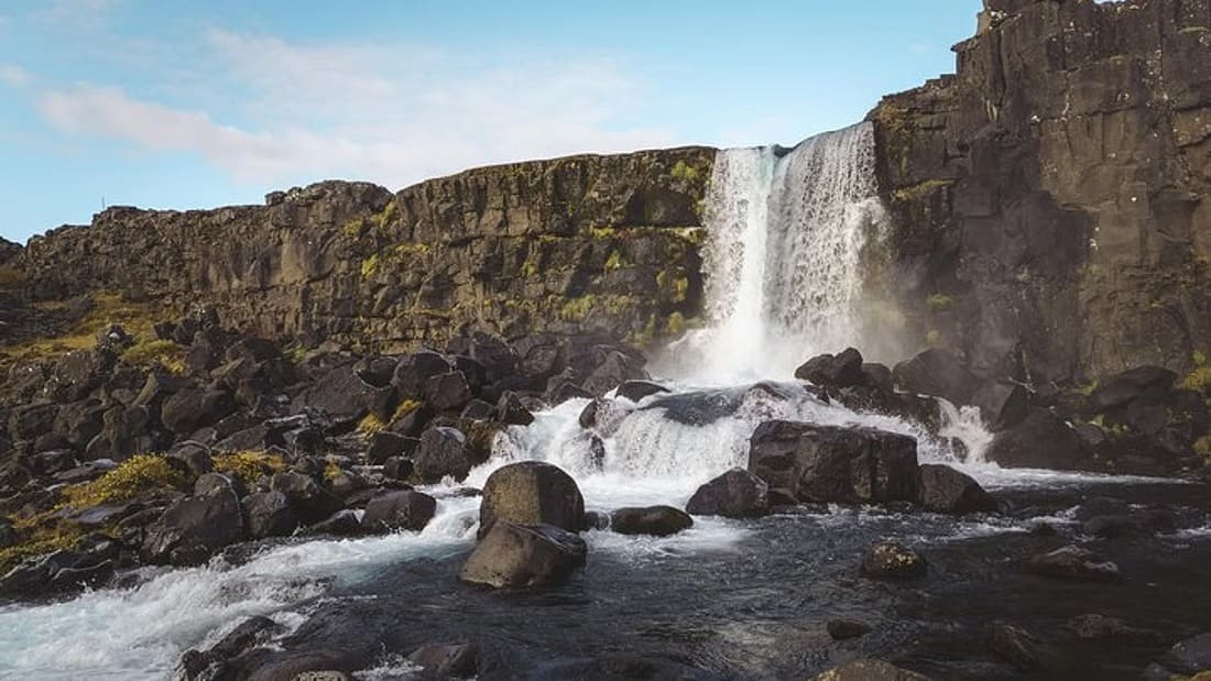 Small group Golden Circle tour with Kerið crater and Friðheimar farm